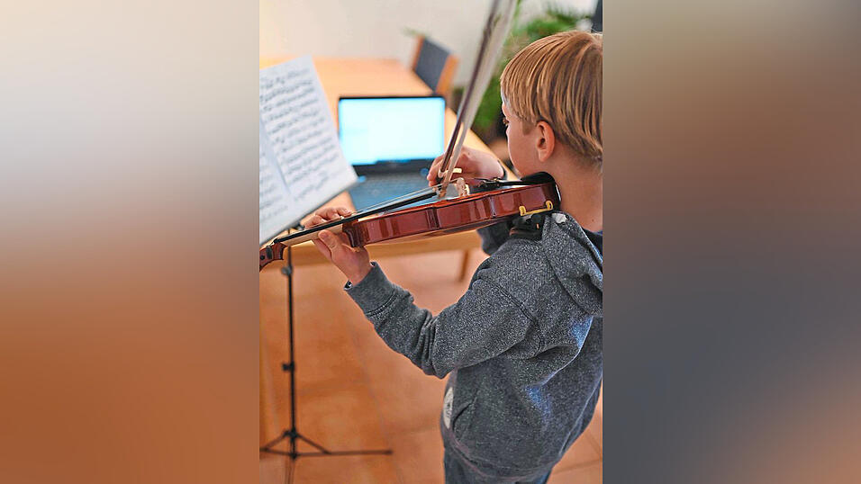Musizieren vor dem Laptop: Musikschulen wie die Villa Musica Altdorf greifen wieder auf Online-Unterricht zur&uuml;ck.