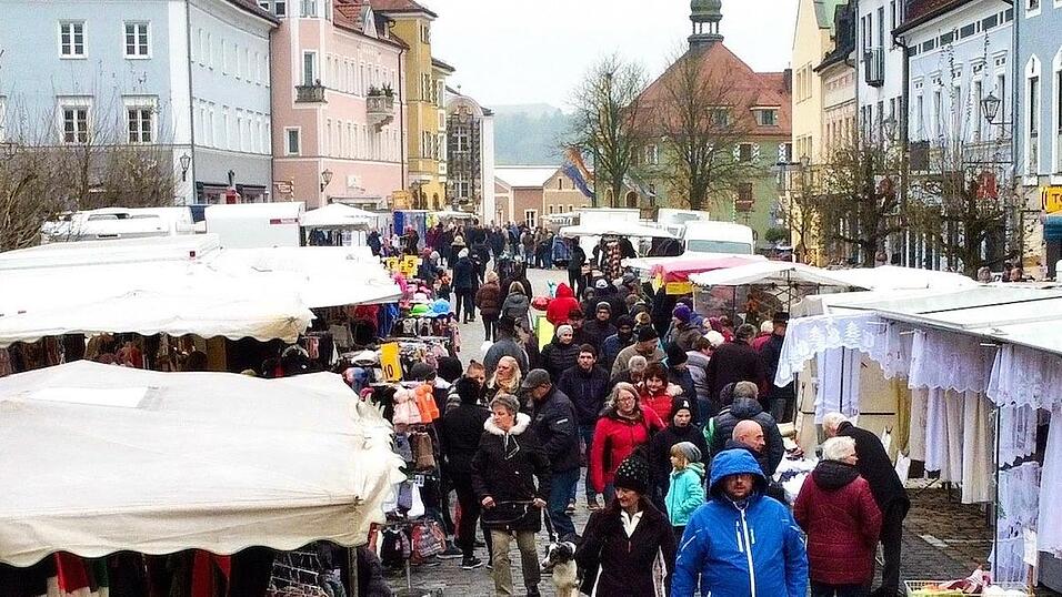 Zu den Further Standmärkten kommen seit Jahren immer weniger Fieranten. Um die Kirta trotzdem attraktiv zu gestalten, geht man nun einen neuen Weg. Zu den Further Standmärkten kommen seit Jahren immer weniger Fieranten. Um die Kirta trotzdem attraktiv zu gestalten, geht man nun einen neuen Weg.