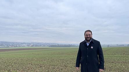 Tobias Beck auf einem H&uuml;gel bei Oberlindhart. Hier kommt er gerne hin und schaut in die Ferne. Hinter ihm sieht man Mallersdorf, Pfaffenberg, Geiselh&ouml;ring - und kann bis nach Wiesenfelden schauen.