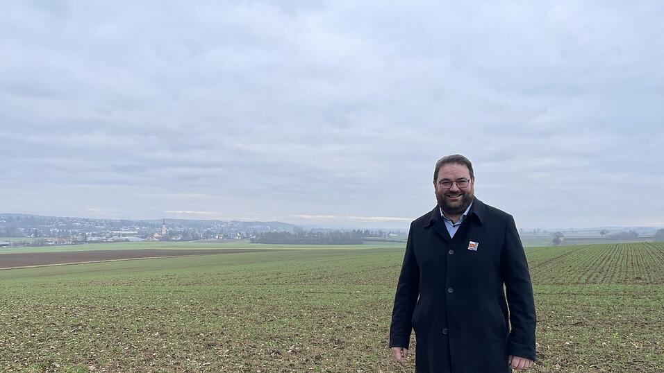 Tobias Beck auf einem H&uuml;gel bei Oberlindhart. Hier kommt er gerne hin und schaut in die Ferne. Hinter ihm sieht man Mallersdorf, Pfaffenberg, Geiselh&ouml;ring - und kann bis nach Wiesenfelden schauen.