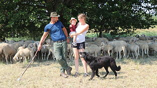 Schäfer Tobias Vögerl mit seiner Lebensgefährtin Lena und Sohn Ludwig mit ihrer Schafherde. Schäfer Tobias Vögerl mit seiner Lebensgefährtin Lena und Sohn Ludwig mit ihrer Schafherde.