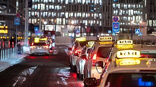 Mit dem Frauen*-Nachttaxi soll für Frauen nachts der Aufenthalt im öffentlichen Raum sicherer werden. Mit dem Frauen*-Nachttaxi soll für Frauen nachts der Aufenthalt im öffentlichen Raum sicherer werden.