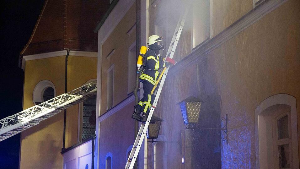 Beim Brand eines Mehrfamilienhaus in Reisbach sind in der Nacht auf Samstag vier Menschen ums Leben gekommen. Mindestens 20 weitere wurden verletzt. Beim Brand eines Mehrfamilienhaus in Reisbach sind in der Nacht auf Samstag vier Menschen ums Leben gekommen. Mindestens 20 weitere wurden verletzt.