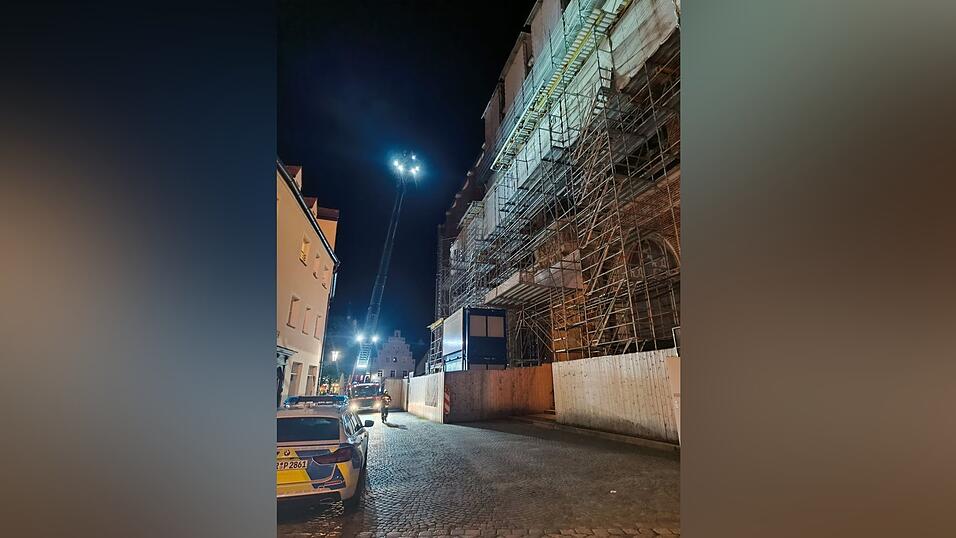 Mit Drehleiter und Spezialausrüstung stiegen Feuerwehr und Polizei zu dem Mann auf dem Dach der Martinskirche auf.