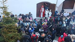 Der Nikolaus spricht zu den Kindern, mit im Bild zwei Engel, im Hintergrund Josef Altmann, der Vertreter des Bürgermeisters. Der Nikolaus spricht zu den Kindern, mit im Bild zwei Engel, im Hintergrund Josef Altmann, der Vertreter des Bürgermeisters.