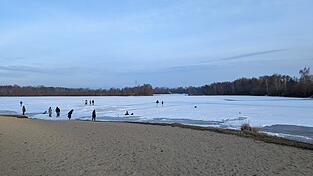 Normalerweise sind die ineinander &uuml;bergehenden Weiher Nummer 11 und 14 nur im Sommer frequentiert. Nachdem die Eisfl&auml;che zugefroren war, waren die Weiher aber heuer auch im Winter Ziel von Spazierg&auml;ngern und Eisstocksch&uuml;tzen.