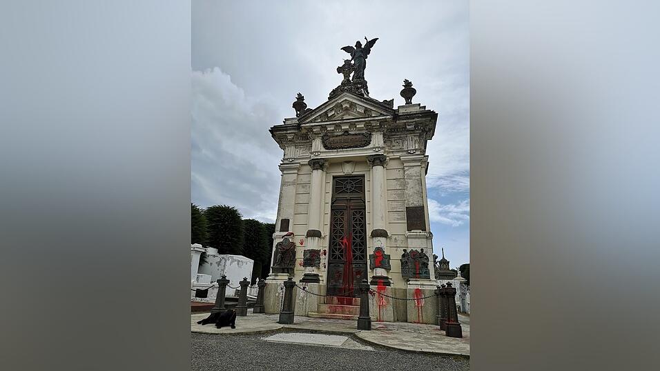 Auch die Gruft der Familie Menéndez wurde rot beschmiert. Auch die Gruft der Familie Menéndez wurde rot beschmiert.