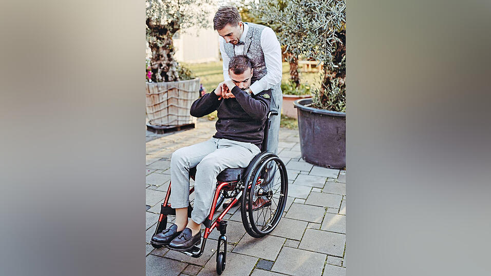 Josef Schieder sitzt bei der Hochzeit seines besten Freundes im Rollstuhl. Im Mai hatte der 27-J&auml;hrige einen schweren Unfall.