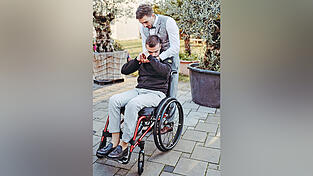 Josef Schieder sitzt bei der Hochzeit seines besten Freundes im Rollstuhl. Im Mai hatte der 27-J&auml;hrige einen schweren Unfall.