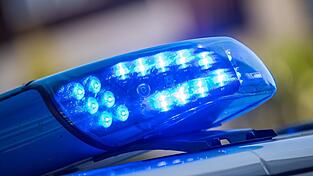 Polizeibeamte hat ein betrunkener Mann in Viechtach angegriffen.