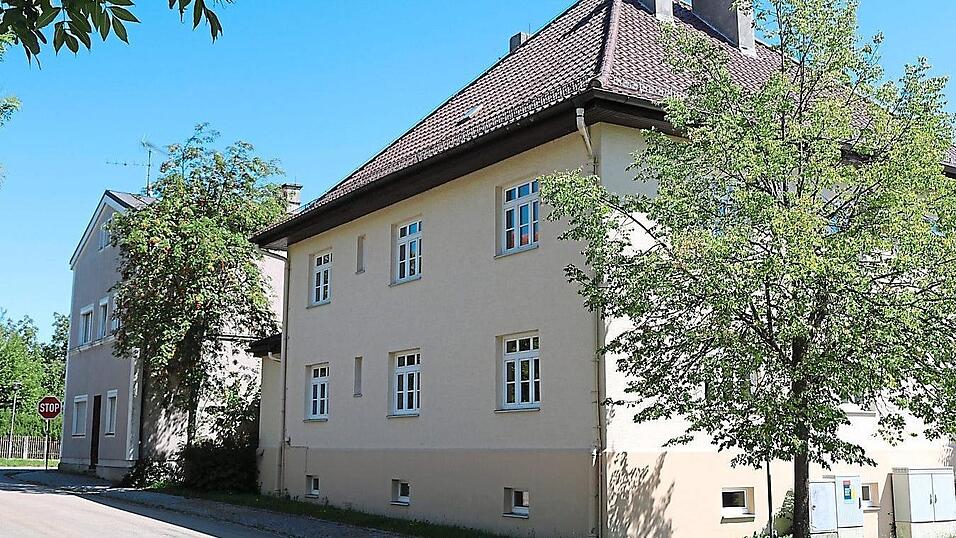 Das alte Schulhaus in der Ortsmitte von Pemfling wird einem Neubau weichen. Im ehemaligen Lehrerwohnhaus ist das Rathaus bisher untergebracht. Beide Geb&auml;ude haben gut 100 Jahre auf dem Buckel.