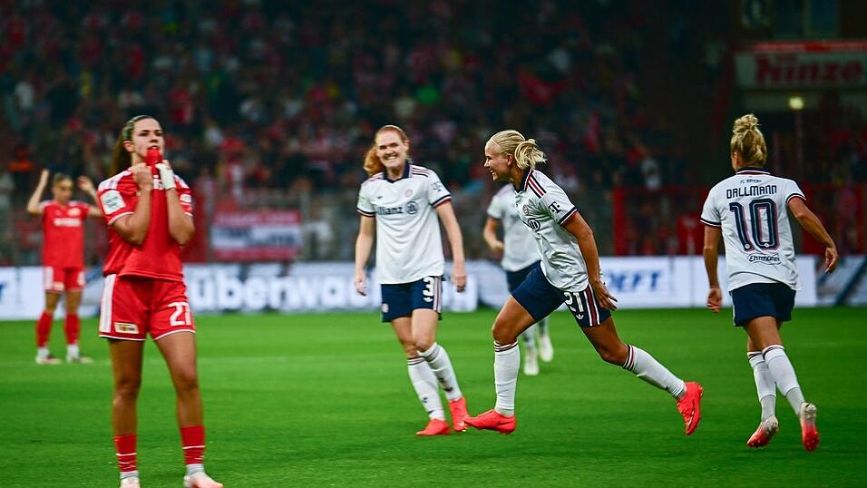 Pernille Harder bejubelt ihr Tor zum Saisonstart f&uuml;r den FC Bayern.