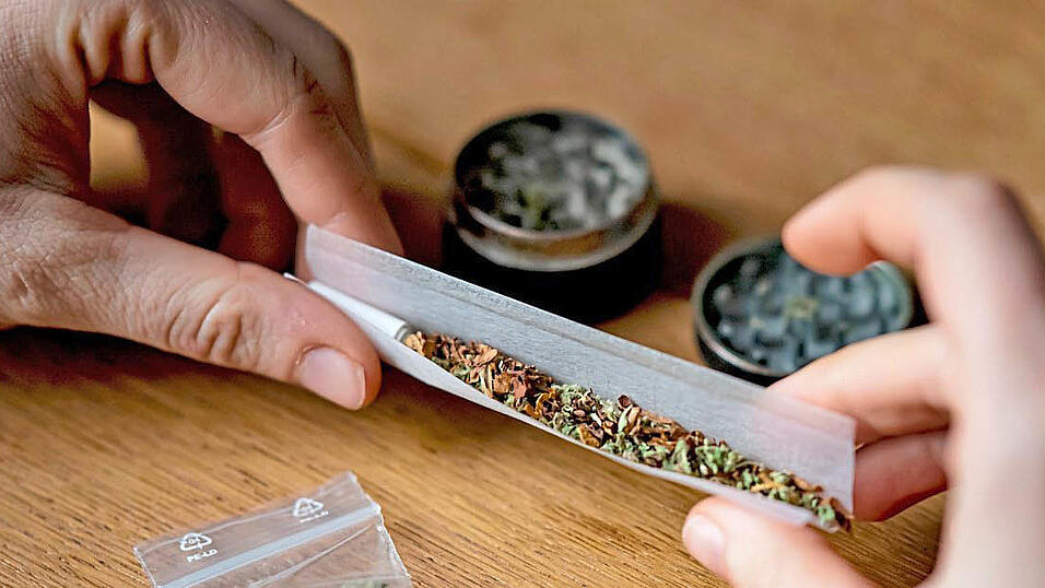 Es sei 'echt anstrengend' gewesen, das Marihuana für den täglichen Eigengebrauch zu organisieren, sagte der 34-jährige Angeklagte vor Gericht. Es sei 'echt anstrengend' gewesen, das Marihuana für den täglichen Eigengebrauch zu organisieren, sagte der 34-jährige Angeklagte vor Gericht.