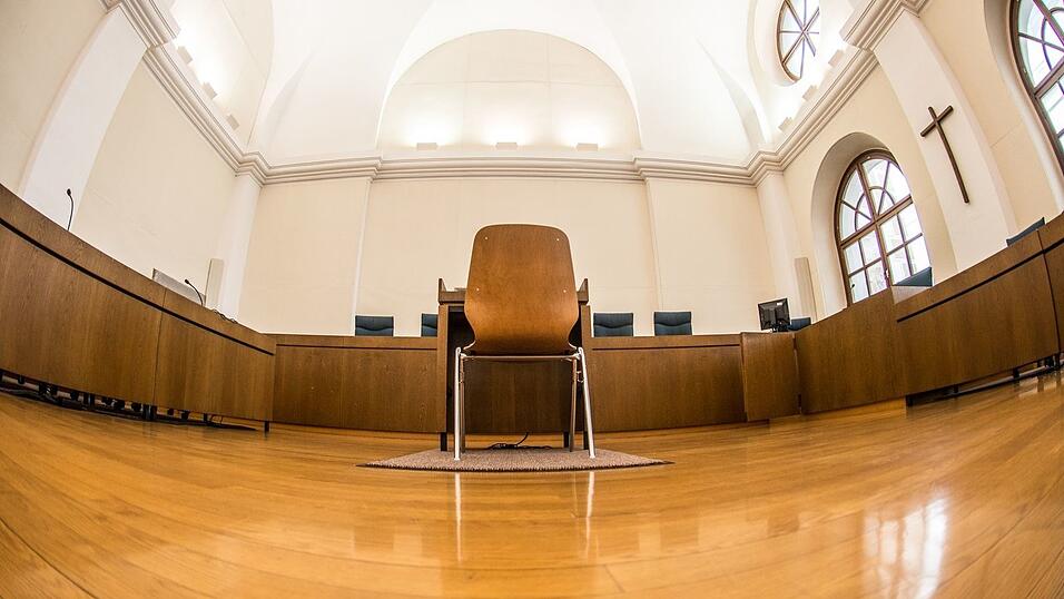 Das Landgericht Passau hat eine Pflegerin wegen Fälschung von Testamenten verurteilt. (Symbolbild) Das Landgericht Passau hat eine Pflegerin wegen Fälschung von Testamenten verurteilt. (Symbolbild)