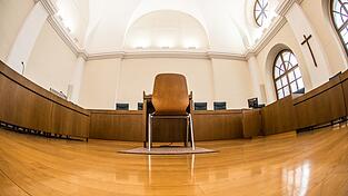 Das Landgericht Passau hat eine Pflegerin wegen Fälschung von Testamenten verurteilt. (Symbolbild)