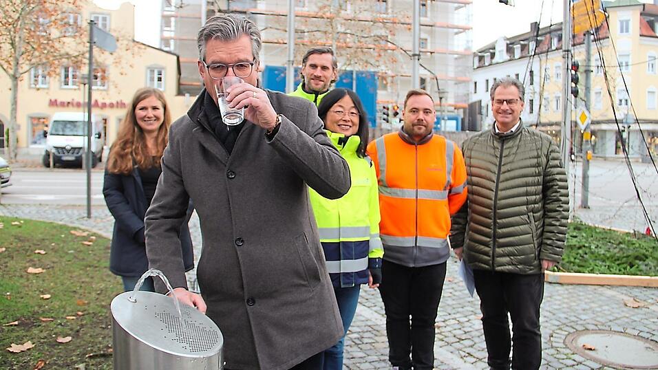 Bürgermeister Hans Schmalhofer probiert das Wasser als Erster. Mit dabei sind (v.r.) Stadtwerkechef Stefan Kopp, Wassermeister Stefan Scheifl, Jingbo Hasubek und Andreas Geier vom Wasserwirtschaftsamt und Katharina Schmid, Abteilungsleiterin Wasser und Abwasser bei den Stadtwerken. Bürgermeister Hans Schmalhofer probiert das Wasser als Erster. Mit dabei sind (v.r.) Stadtwerkechef Stefan Kopp, Wassermeister Stefan Scheifl, Jingbo Hasubek und Andreas Geier vom Wasserwirtschaftsamt und Katharina Schmid, Abteilungsleiterin Wasser und Abwasser bei den Stadtwerken.