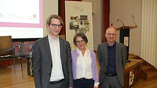 Johannes Gro&szlig;mann, Martina Steber und Bernhard L&ouml;ffler (von links) reflektierten den Prozess von Stra&szlig;enumbenennungen und die damit zusammenh&auml;ngenden gesellschaftlichen Debatten.