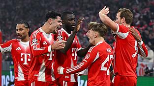 Der FC Bayern jubelt weiter über Tore von Lennart Karl (m). Der FC Bayern jubelt weiter über Tore von Lennart Karl (m).