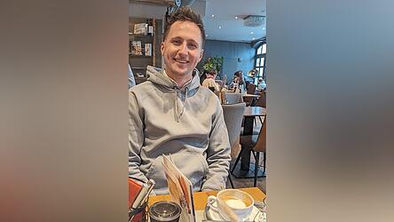 Pilot, Techno-DJ und Football-Fan Daniel R&uuml;del, entspannt bei einer Tasse Cappuccino.