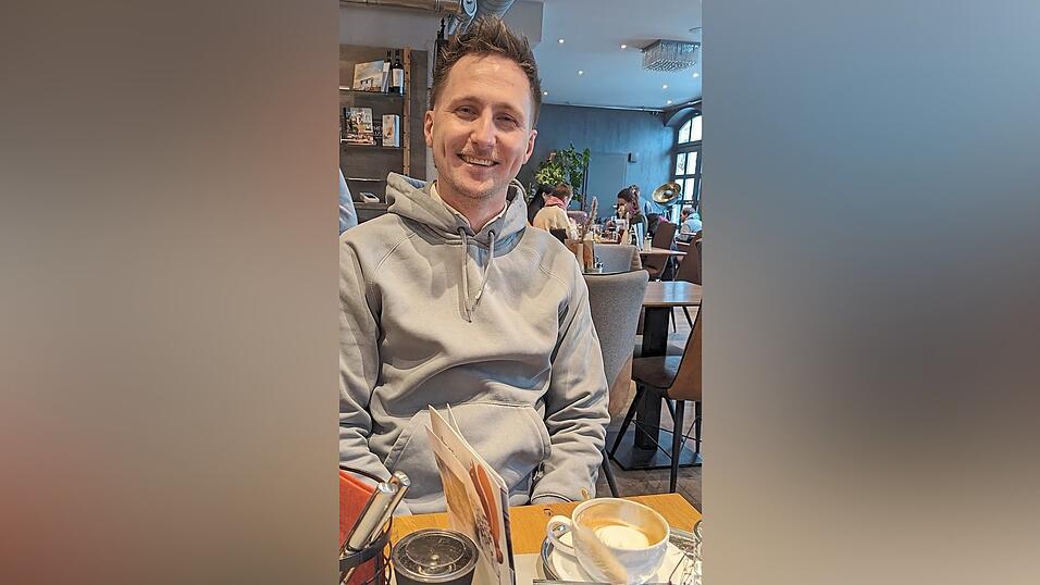 Pilot, Techno-DJ und Football-Fan Daniel R&uuml;del, entspannt bei einer Tasse Cappuccino.