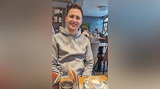 Pilot, Techno-DJ und Football-Fan Daniel R&uuml;del, entspannt bei einer Tasse Cappuccino.