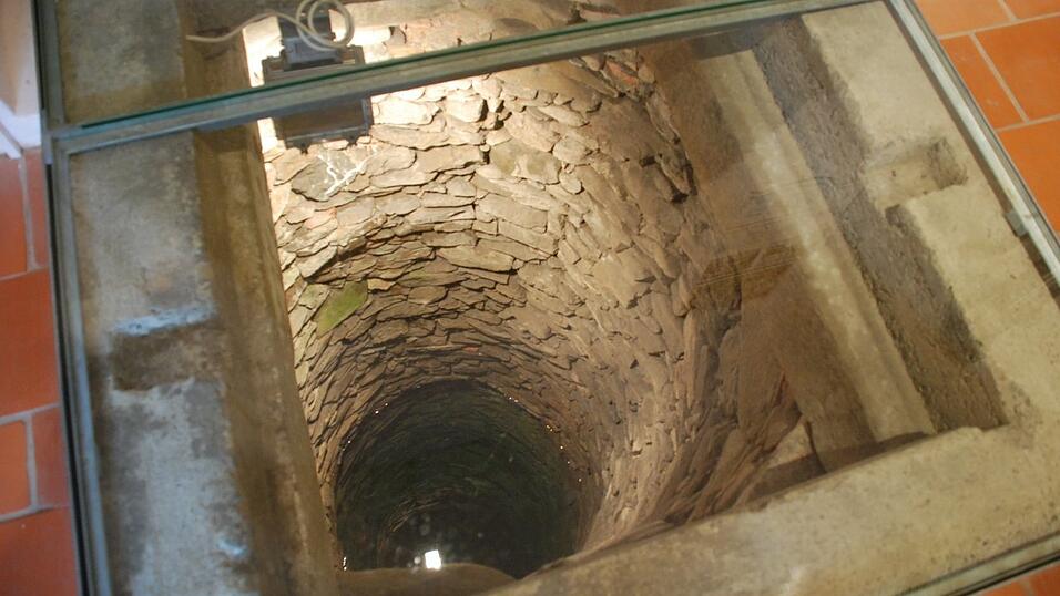 Heute liegt er unter Glas, bis in die 50er Jahre lieferte er das Trinkwasser auf dem Bogenberg: der mittelalterliche Brunnen, der heute Teil des Kreismuseums ist. Heute liegt er unter Glas, bis in die 50er Jahre lieferte er das Trinkwasser auf dem Bogenberg: der mittelalterliche Brunnen, der heute Teil des Kreismuseums ist.