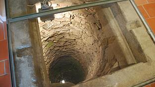 Heute liegt er unter Glas, bis in die 50er Jahre lieferte er das Trinkwasser auf dem Bogenberg: der mittelalterliche Brunnen, der heute Teil des Kreismuseums ist. Heute liegt er unter Glas, bis in die 50er Jahre lieferte er das Trinkwasser auf dem Bogenberg: der mittelalterliche Brunnen, der heute Teil des Kreismuseums ist.