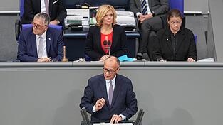 Zweimal musste Bundestagspräsidentin Julia Klöckner (M.) in die Debatte eingreifen, auch bei der Rede von Bundeskanzler Friedrich Merz (M.).