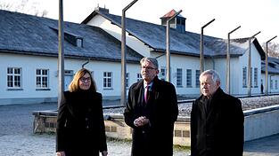 Kulturstaatsminister Wolfram Weimer (M.) hat die KZ-Gedenkstätte in Dachau besucht. Kulturstaatsminister Wolfram Weimer (M.) hat die KZ-Gedenkstätte in Dachau besucht.