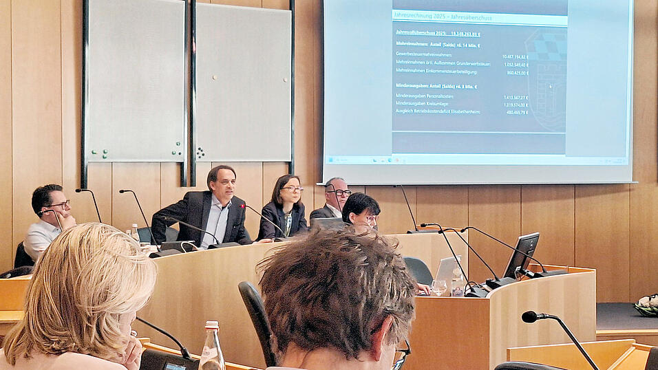 K&auml;mmerer Florian Sterr trug dem Stadtrat die markanten Punkte der Jahresrechnung 2025 vor.