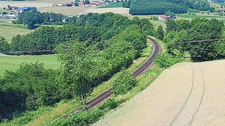 Deutschland will die Vorplanung der Bahnstrecke zwischen M&uuml;nchen und Prag bis Ende 2028 abschlie&szlig;en - Tschechien will bis Ende des Jahrzehnts die letzte Baustelle beendet haben.