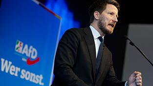 NRW-AfD-Chef Martin Vincentz stellte sich gegen Forderungen der AfD-Bundesspitze den Parteitag zur Bestimmung von Landtagswahlkandidaten abzubrechen und neu zu starten. NRW-AfD-Chef Martin Vincentz stellte sich gegen Forderungen der AfD-Bundesspitze den Parteitag zur Bestimmung von Landtagswahlkandidaten abzubrechen und neu zu starten.