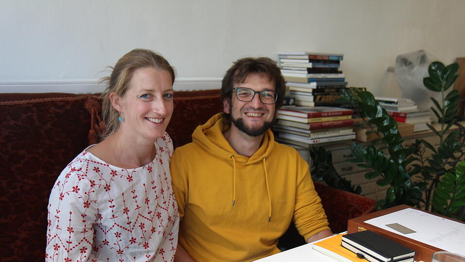 Corinne und Robert Bensch sind Goldschmiede. In ihrem Atelier &bdquo;Irgendwo&ldquo; in Vilsbiburg entstehen rund 300 Unikate pro Jahr &ndash; das meiste davon sind Wunsch-Arbeiten.