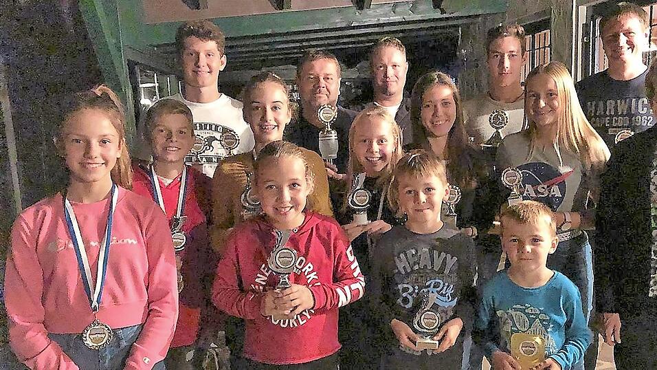 Die geehrten Spieler mit Sportwart J&uuml;rgen Wolf und der ersten Vorsitzenden Hildegard Unverdorben.