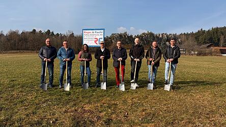 Beim Spatenstich (v.l.): Bauleiter Bernhard Moser vom Reger & Fischl Tiefbau (v. l.), Christian Reger (Chef Reger & Fischl Tiefbau), Michaela Br&auml;u vom Bauamt Viechtach, Stadtbaumeister Alexander Haimerl, B&uuml;rgermeister Wittmann, Matthias Baumgartner (Brunner Architekten), Ingenieur Christoph Dankesreiter und J&uuml;rgen Raith (Brunner Architekten).