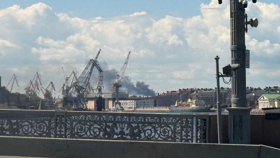 W&auml;hrend des Wirtschaftsforums in St. Petersburg brannte schon am Mittwoch eine &Ouml;lraffinerie nach einem ukrainischen Drohnenangriff. (Archivbild)