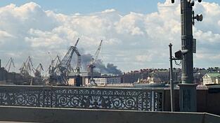 W&auml;hrend des Wirtschaftsforums in St. Petersburg brannte schon am Mittwoch eine &Ouml;lraffinerie nach einem ukrainischen Drohnenangriff. (Archivbild)