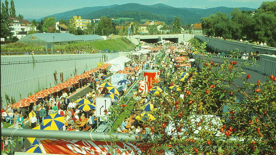 Noch bevor die ganze Umgehungsstraße im Oktober 1996 fertiggestellt wurde, feierte Deggendorf am 19. September 1993 mit dem 'Tag der offenen Straße' die Eröffnung des ersten Teilabschnittes. Noch bevor die ganze Umgehungsstraße im Oktober 1996 fertiggestellt wurde, feierte Deggendorf am 19. September 1993 mit dem 'Tag der offenen Straße' die Eröffnung des ersten Teilabschnittes.