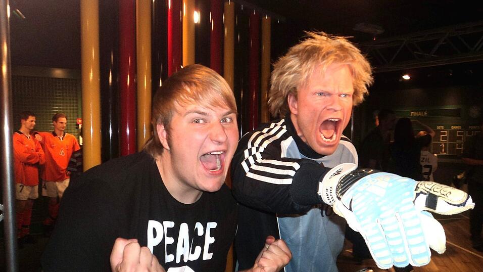 David mit Oliver Kahn in Madame Tussauds Wachsfigurenkabinett. David mit Oliver Kahn in Madame Tussauds Wachsfigurenkabinett.