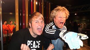David mit Oliver Kahn in Madame Tussauds Wachsfigurenkabinett. David mit Oliver Kahn in Madame Tussauds Wachsfigurenkabinett.