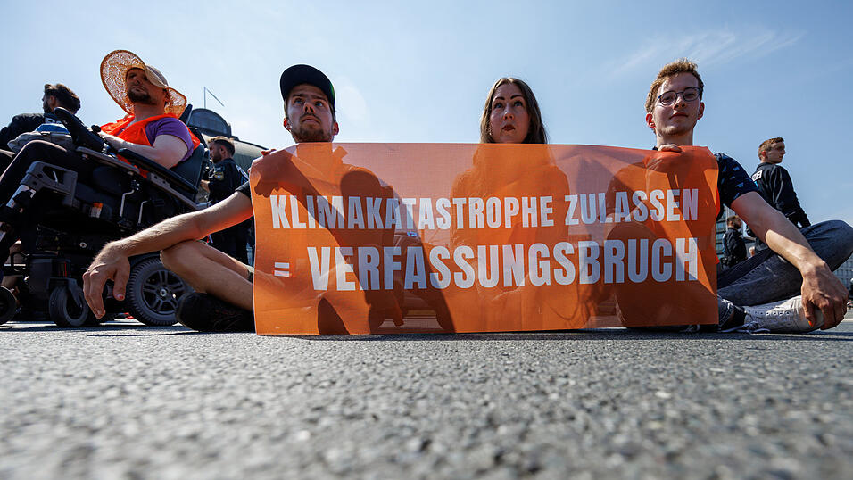 Klimaaktivisten der Letzten Generation haben den bayerischen Landtag mit Farbbällen beworfen. (Symbolbild) 