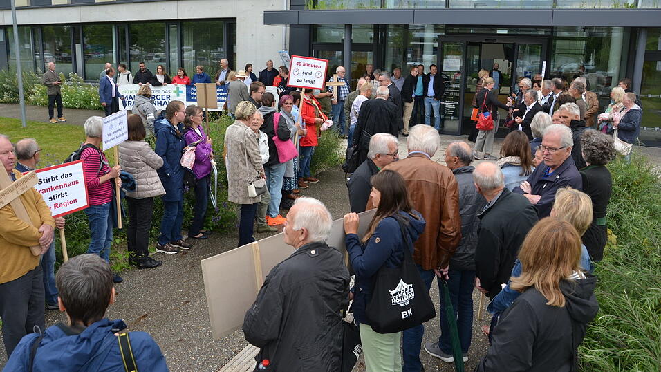 Rund 100 Demonstranten der Initiative „Rettet das Mainburger Krankenhaus“ versammelten sich an diesem Dienstag vor dem Kelheimer Landratsamt zu einer Mahnwache, um für den Erhalt des Standorts der Ilmtalklinik als Akutkrankenhaus zu demonstrieren.