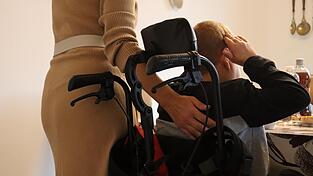 Micky (33) und seine Mama. Manchmal, sagt die 49-Jährige, sei alles furchtbar schwer. „Aber wir sind froh, dass Micky da ist“.