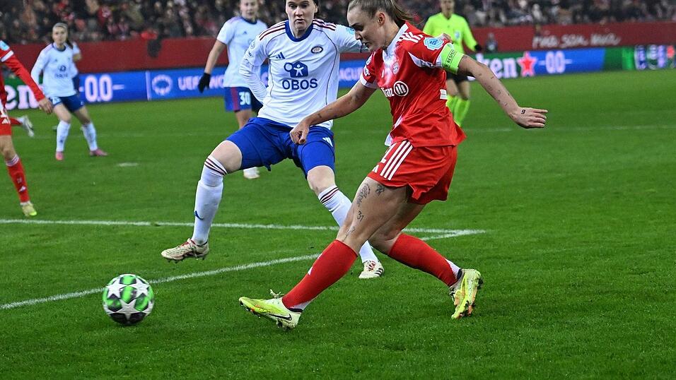 Georgia Stanway vom FC Bayern München beim Torschuss. Georgia Stanway vom FC Bayern München beim Torschuss.