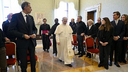 Papst Leo XIV. spricht Angeh&ouml;rigen von Crans-Montana-Opfern Trost zu.