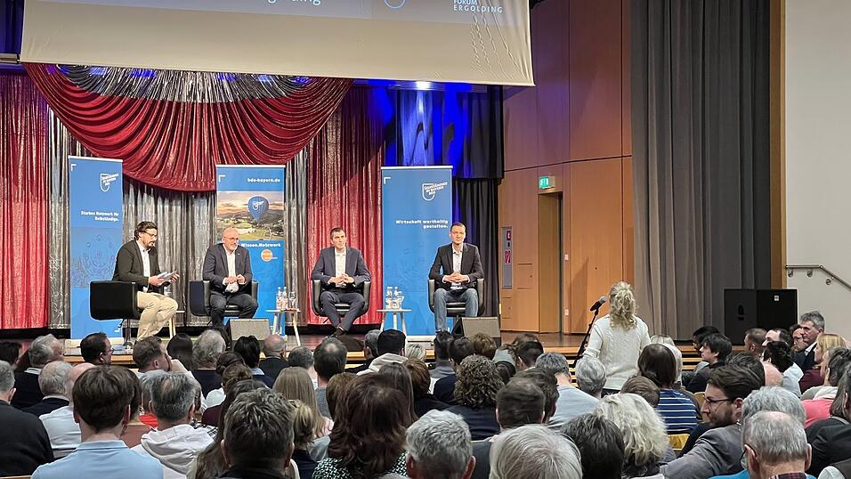 Moderator Thomas Dziurdzia (v.l.), Andreas Strau&szlig; (Freie W&auml;hler), Sebastian Kraft (CSU) und Max Huber (&Ouml;DP) waren etwa zwei Stunden lang im Gespr&auml;ch. Im Anschluss stellten die Zuh&ouml;rer Fragen.