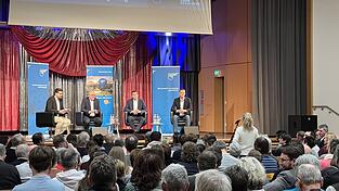 Moderator Thomas Dziurdzia (v.l.), Andreas Strau&szlig; (Freie W&auml;hler), Sebastian Kraft (CSU) und Max Huber (&Ouml;DP) waren etwa zwei Stunden lang im Gespr&auml;ch. Im Anschluss stellten die Zuh&ouml;rer Fragen.