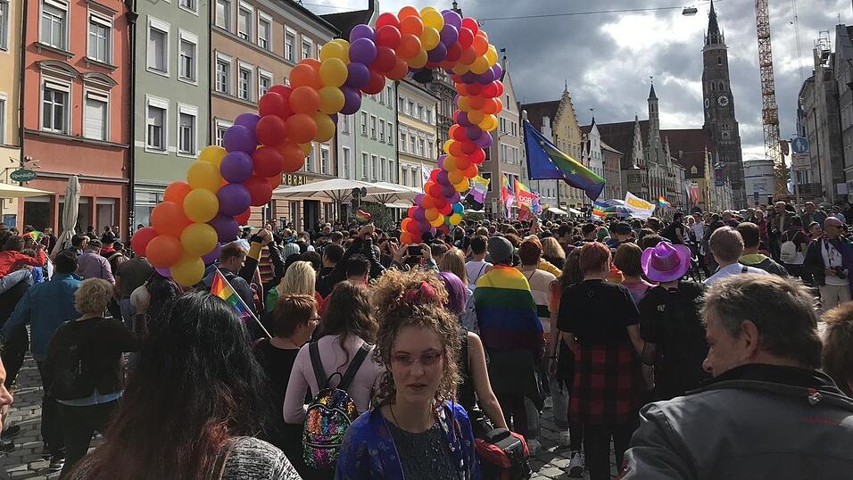 Knapp 2.000 Teilnehmer feierten am Samstag in Landhut den ersten Christopher-Street-Day Niederbayerns.
