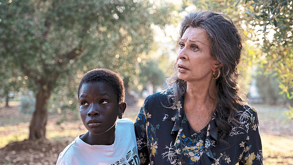 Vom Schicksal gebeutelt, gemeinsam stark: Madame Rosa (Sophia Loren) und ihr Schützling Momo (Ibrahima Gueye) Vom Schicksal gebeutelt, gemeinsam stark: Madame Rosa (Sophia Loren) und ihr Schützling Momo (Ibrahima Gueye)