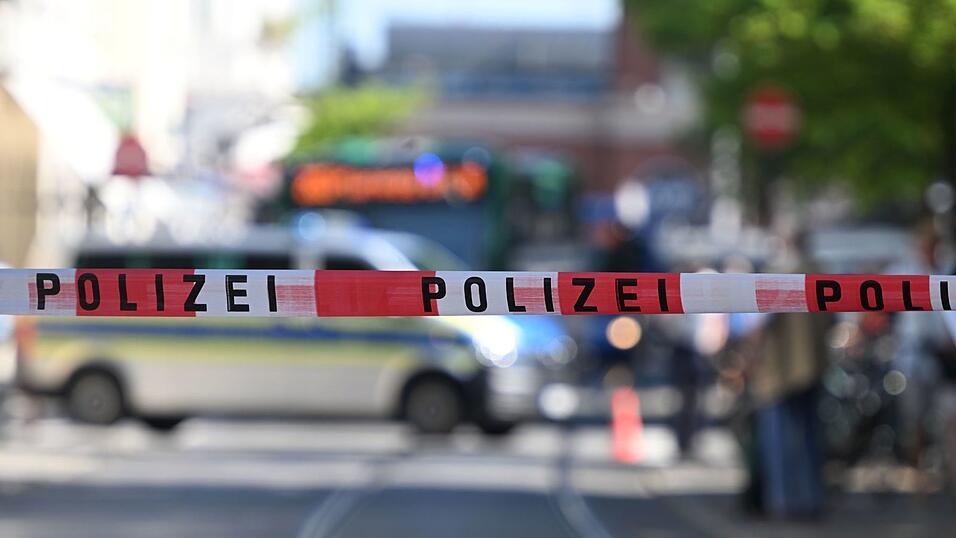 Knapp acht Monate nach einem Messerangriff auf zwei Passanten beginnt vor dem Landgericht München I ein Sicherungsverfahren gegen den mutmaßlichen Täter, der aus Hass auf Muslime gehandelt haben soll. Knapp acht Monate nach einem Messerangriff auf zwei Passanten beginnt vor dem Landgericht München I ein Sicherungsverfahren gegen den mutmaßlichen Täter, der aus Hass auf Muslime gehandelt haben soll.